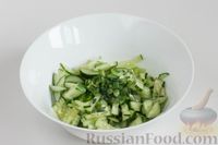 Фото приготовления рецепта: Салат из сельдерея и огурцов, с орехами и зеленым луком - шаг №4
