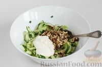 Фото приготовления рецепта: Салат из сельдерея и огурцов, с орехами и зеленым луком - шаг №5