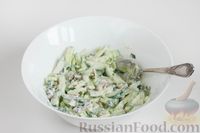 Фото приготовления рецепта: Салат из сельдерея и огурцов, с орехами и зеленым луком - шаг №6