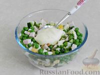 Фото приготовления рецепта: Салат с копчёной курицей, огурцом, зелёным горошком и яйцами - шаг №8