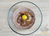 Фото приготовления рецепта: Шоколадный кекс в микроволновке - шаг №5