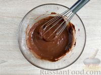 Фото приготовления рецепта: Шоколадный кекс в микроволновке - шаг №6