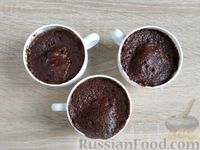 Фото приготовления рецепта: Шоколадный кекс в микроволновке - шаг №9