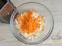 Фото приготовления рецепта: Капустный салат с омлетом и морковью - шаг №3