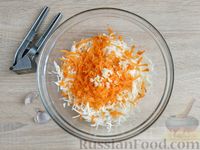 Фото приготовления рецепта: Капустный салат с омлетом и морковью - шаг №4