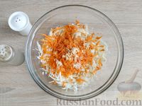 Фото приготовления рецепта: Капустный салат с омлетом и морковью - шаг №5
