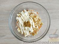 Фото приготовления рецепта: Капустный салат с омлетом и морковью - шаг №12