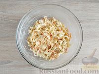 Фото приготовления рецепта: Капустный салат с омлетом и морковью - шаг №13