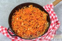 Фото приготовления рецепта: Салат с фасолью, солеными огурцами и морковью - шаг №4