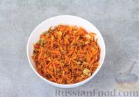 Фото приготовления рецепта: Салат с фасолью, солеными огурцами и морковью - шаг №5