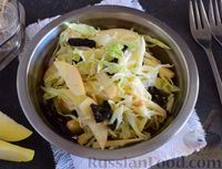 Фото к рецепту: Салат из капусты, яблока и чернослива
