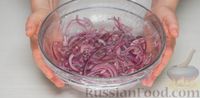 Фото приготовления рецепта: Красный лук в медовом маринаде с пряностями - шаг №4