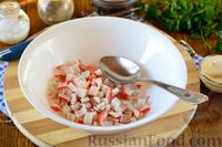 Фото приготовления рецепта: Салат из крабовых палочек, фасоли и помидоров - шаг №2