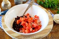 Фото приготовления рецепта: Салат из крабовых палочек, фасоли и помидоров - шаг №5
