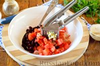 Фото приготовления рецепта: Салат из крабовых палочек, фасоли и помидоров - шаг №6