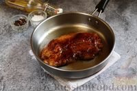 Фото приготовления рецепта: Свиной стейк с яблоками на сковороде - шаг №5