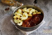 Фото приготовления рецепта: Свиной стейк с яблоками на сковороде - шаг №6