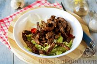 Фото приготовления рецепта: Салат с жареной говядиной, огурцом и сладким перцем - шаг №9