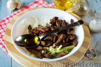 Фото приготовления рецепта: Салат с жареной говядиной, огурцом и сладким перцем - шаг №10