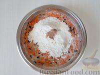Фото приготовления рецепта: Морковный торт со сметанным кремом, черносливом и орехами - шаг №8