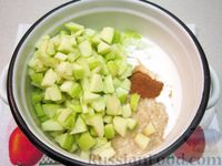 Фото приготовления рецепта: Овсяная каша с яблоками и корицей - шаг №5