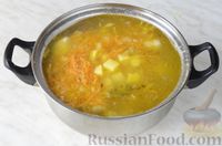 Фото приготовления рецепта: Суп с курицей, картофелем и вермишелью - шаг №8