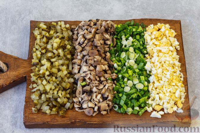 Слоеный салат с говядиной и солеными грибами «Мельник»