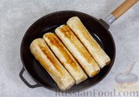 Фото приготовления рецепта: Сосиски в лаваше с сыром (на сковороде) - шаг №7