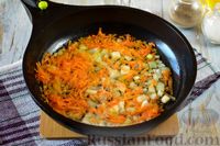 Фото приготовления рецепта: Мойва в томатном соусе с оливками и изюмом - шаг №3