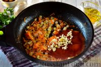 Фото приготовления рецепта: Мойва в томатном соусе с оливками и изюмом - шаг №5