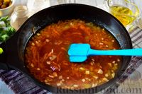 Фото приготовления рецепта: Мойва в томатном соусе с оливками и изюмом - шаг №6