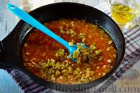 Фото приготовления рецепта: Мойва в томатном соусе с оливками и изюмом - шаг №8