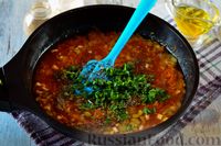 Фото приготовления рецепта: Мойва в томатном соусе с оливками и изюмом - шаг №9