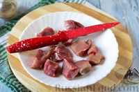 Фото приготовления рецепта: Свинина, тушенная с квашеной капустой в томатном соусе - шаг №2