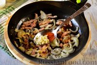 Фото приготовления рецепта: Свинина, тушенная с квашеной капустой в томатном соусе - шаг №8