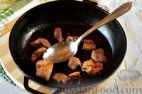 Фото приготовления рецепта: Свинина, тушенная с квашеной капустой в томатном соусе - шаг №3