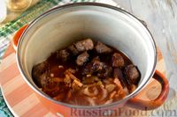 Фото приготовления рецепта: Свинина, тушенная с квашеной капустой в томатном соусе - шаг №10