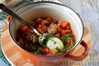 Фото приготовления рецепта: Свинина, тушенная с квашеной капустой в томатном соусе - шаг №12