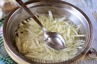 Фото приготовления рецепта: Капустная запеканка с сыром и орехами - шаг №3
