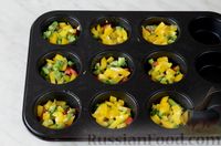 Фото приготовления рецепта: Омлетные маффины с овощами и сыром - шаг №7