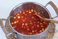 Фото приготовления рецепта: Нут в томатном соусе с маслинами - шаг №4