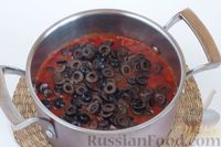 Фото приготовления рецепта: Нут в томатном соусе с маслинами - шаг №6