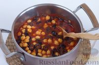 Фото приготовления рецепта: Нут в томатном соусе с маслинами - шаг №7