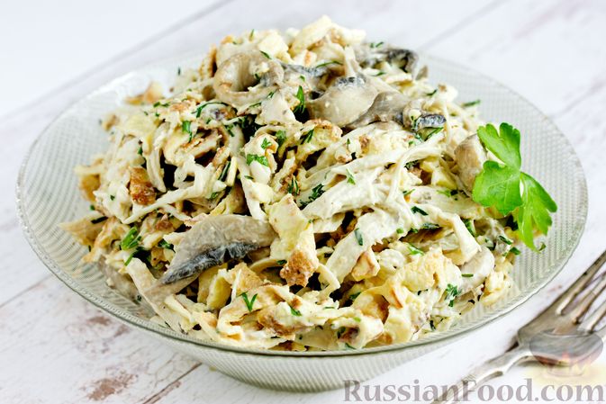 Салат с курицей, грибами, сыром и яйцом рецепт с фото пошагово