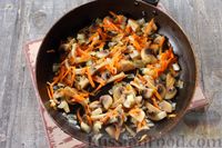 Фото приготовления рецепта: Гречневый суп с грибами и картофельными клёцками - шаг №3