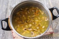 Фото приготовления рецепта: Гречневый суп с грибами и картофельными клёцками - шаг №4