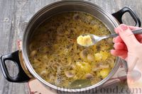Фото приготовления рецепта: Гречневый суп с грибами и картофельными клёцками - шаг №8