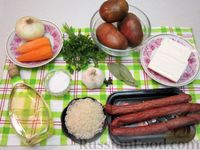 Фото приготовления рецепта: Сырный суп с копчёными колбасками, картофелем и рисом - шаг №1