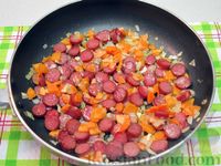 Фото приготовления рецепта: Сырный суп с копчёными колбасками, картофелем и рисом - шаг №7