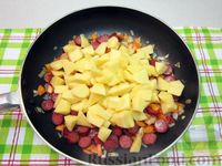 Фото приготовления рецепта: Сырный суп с копчёными колбасками, картофелем и рисом - шаг №8